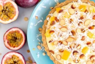 Aprenda a fazer uma deliciosa torta gelada de maracujá com coco e amêndoas crocantes. Receita fácil e saborosa!