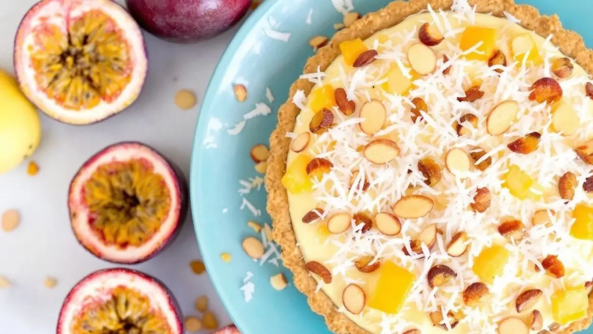 Aprenda a fazer uma deliciosa torta gelada de maracujá com coco e amêndoas crocantes. Receita fácil e saborosa!
